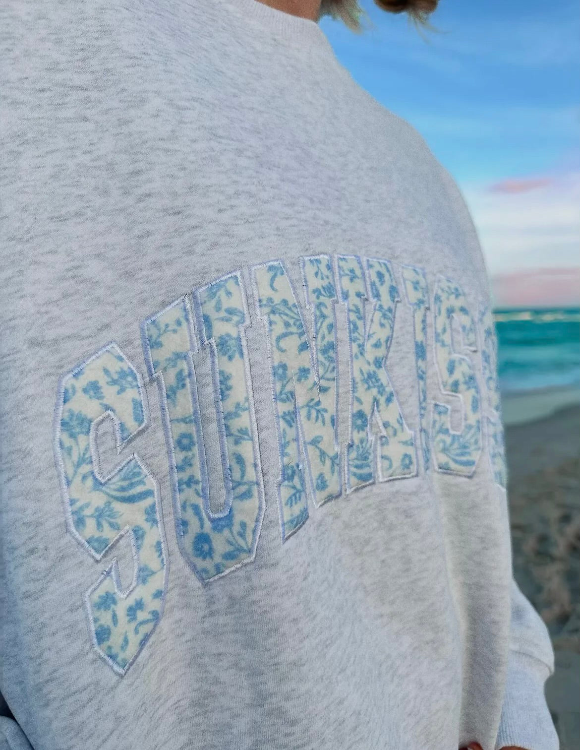 PEARL GRAY & BLUE FLORAL SUNKISSED CREWNECK