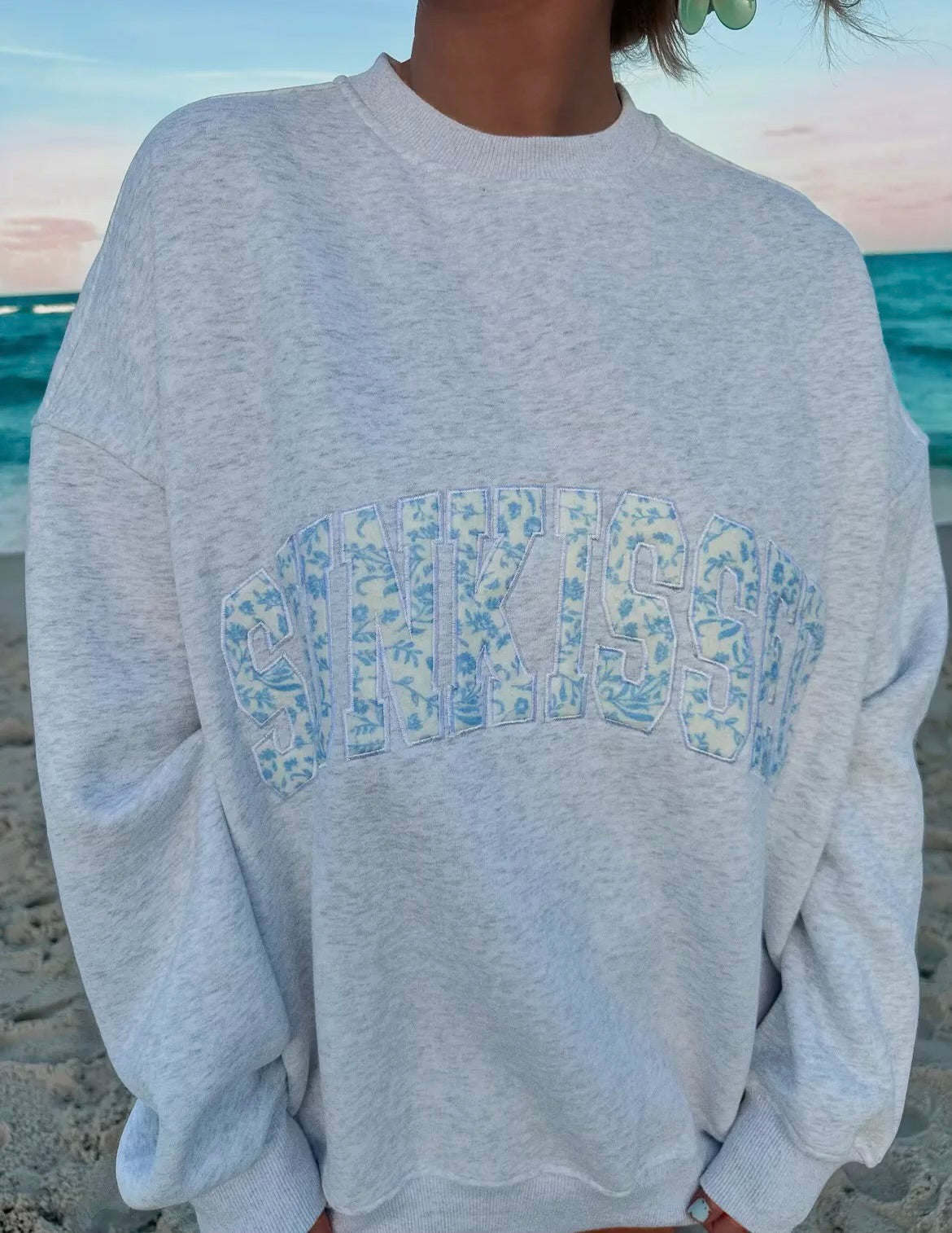 PEARL GRAY & BLUE FLORAL SUNKISSED CREWNECK