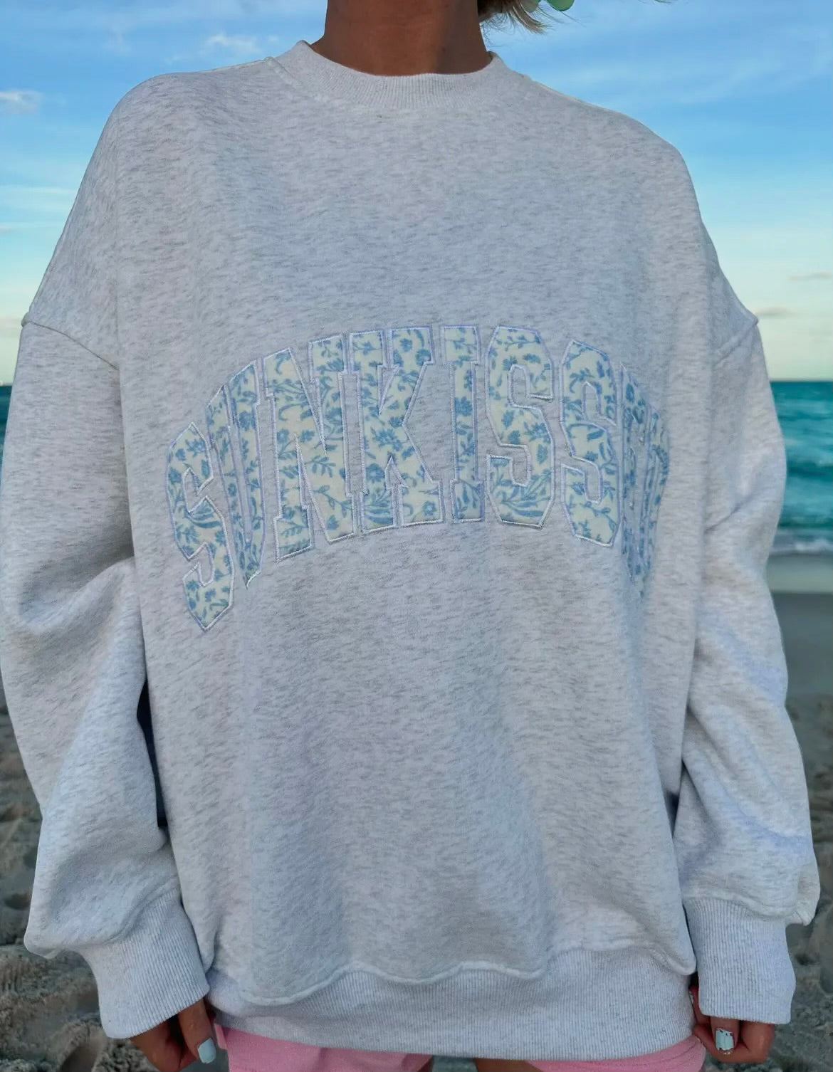 PEARL GRAY & BLUE FLORAL SUNKISSED CREWNECK