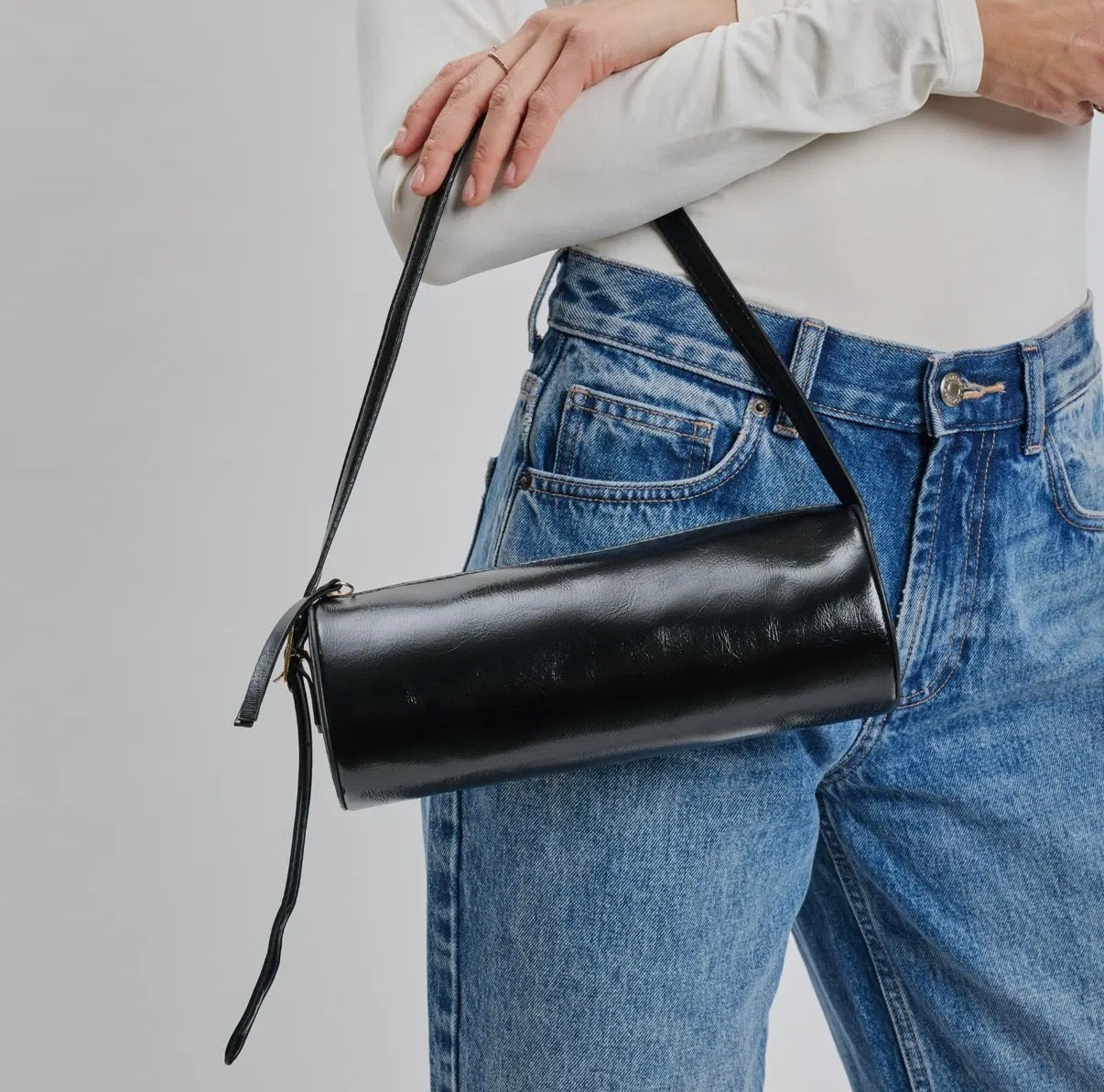 BLACK MILA BARREL BAG