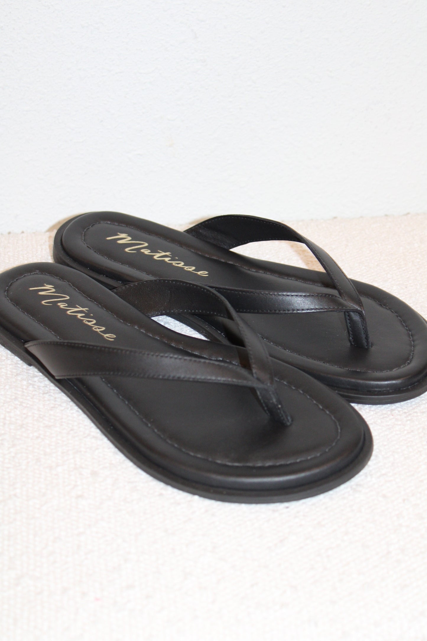 BLACK LEATHER LEO THONG FLIP FLOPS