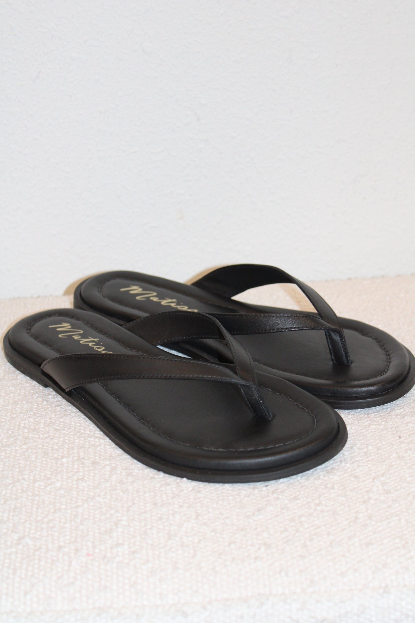 BLACK LEATHER LEO THONG FLIP FLOPS